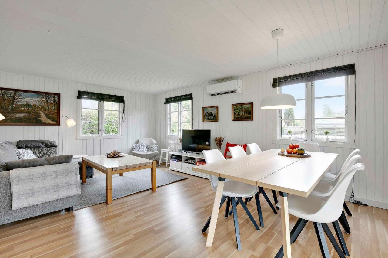 Nyistandsat Sommerhus Med Kaerlighed Og Sjael Kyndelose Exteriör bild