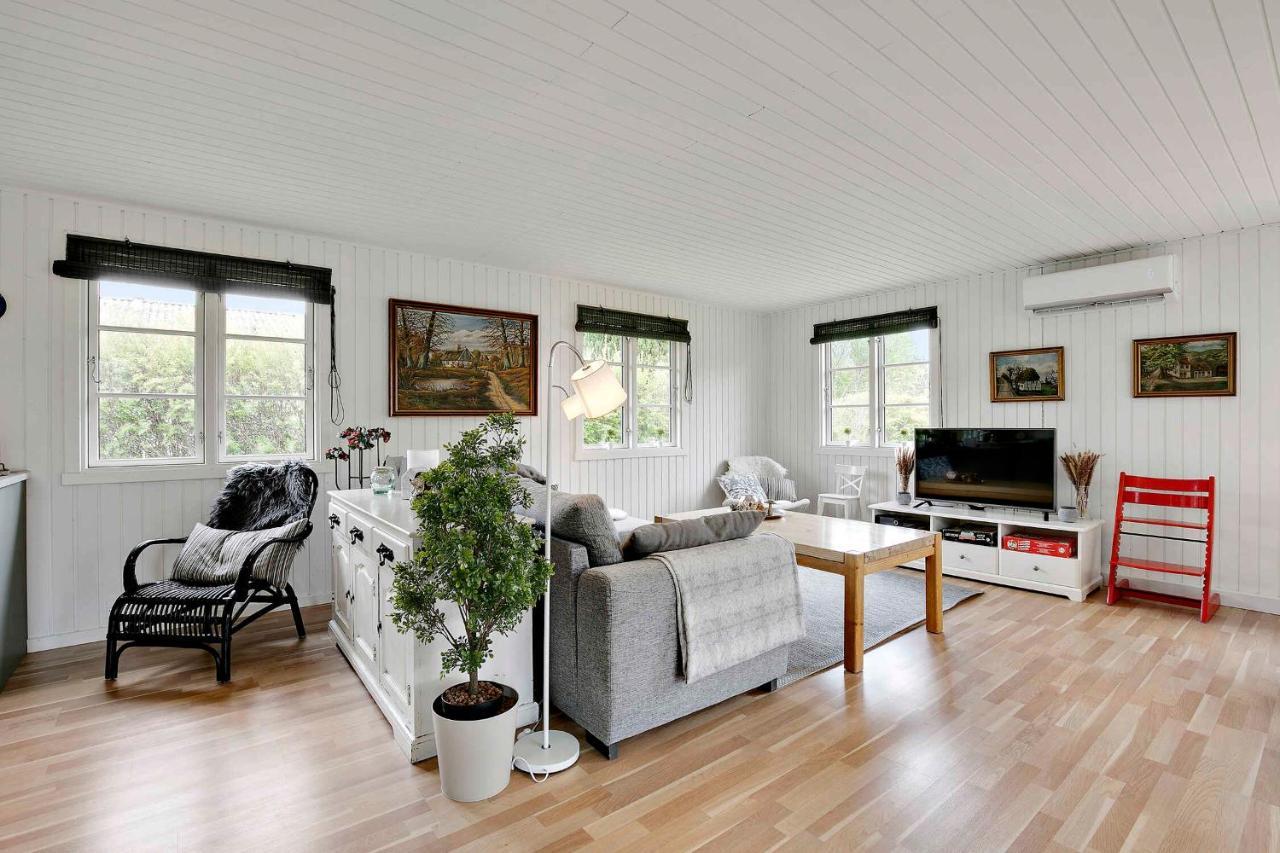 Nyistandsat Sommerhus Med Kaerlighed Og Sjael Kyndelose Exteriör bild