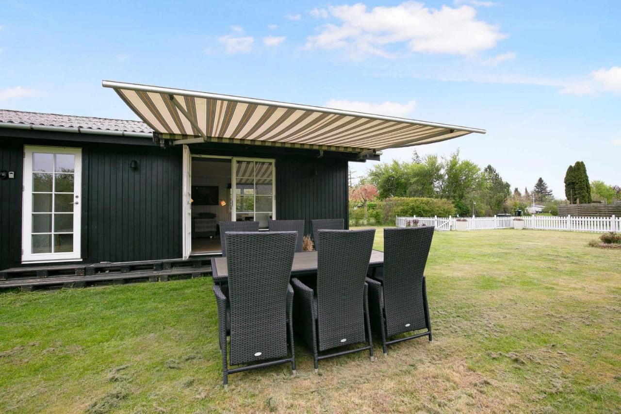 Nyistandsat Sommerhus Med Kaerlighed Og Sjael Kyndelose Exteriör bild